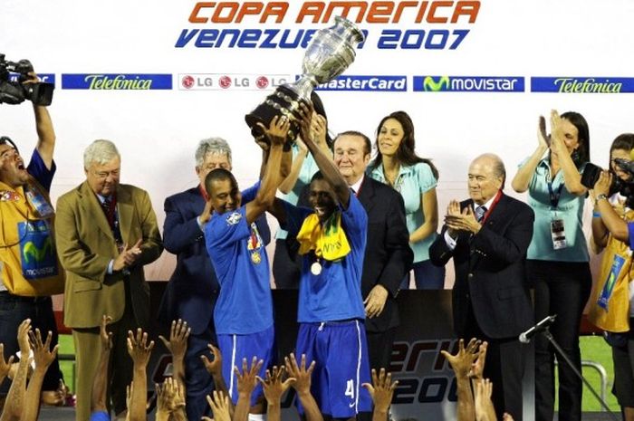 Gilberto Silva dan Juan mengangkat trofi Copa America, 15 Juli 2007.