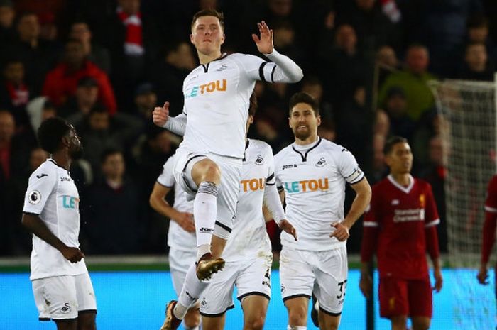 Bek Swansea City, Alfie Mawson (tengah), merayakan gol yang dia cetak ke gawang Liverpool FC dalam laga Liga Inggris di Stadion Liberty, Swansea, pada 22 Januari 2018.