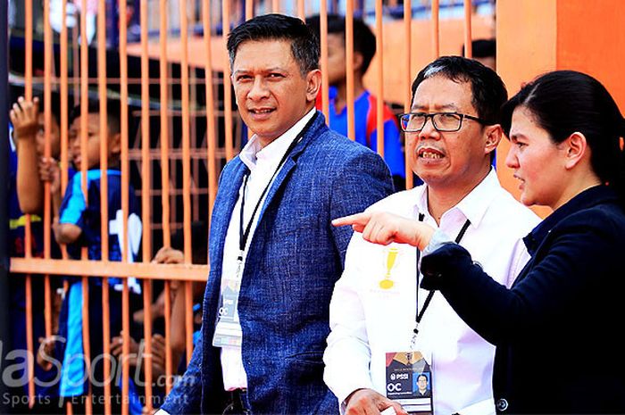 (Kiri-kanan) Organizing Committe Piala Indonesia, Iwan Budianto , Plt Ketua Umum PSSI, Joko Driyono, dan Sekjen PSSI, Ratu Tisha Destria, menyaksikan laga pembuka Piala Indonesia 2018 antara Persibo Bojonegoro melawan Madura United di Stadion Letjen. H. Soedirman, Selasa (8/5/2018).