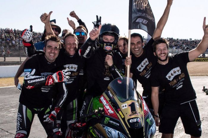 Pebalap Kawasaki Racing Team, Jonatan Rea, merayakan keberhasilannya menjadi juara World Superbike untuk empat kali secara beruntun setelah memenangi balapan pertama di Sirkuit Magny-Cours, Prancis, Sabtu (29/9/2018).