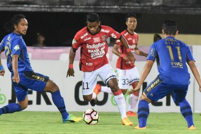 Duo gelandang Persib, Hariono dan Dedi Kusnandar (11) mencoba menghentikan laju penyerang Bali United pada pekan kedelapan Liga 1 musim 2017 di Stadion Kapten I Wayan Dipta, Gianyar, Rabu (31/5/2017) malam. 