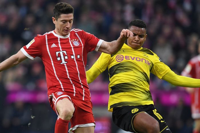 Striker Bayern Muenchen, Robert Lewandowski, berduel dengan bek Borussia Dortmund, Manuel Akanji, dalam laga Liga Jerman di Allianz Arena, Muenchen, 31 Maret 2018.