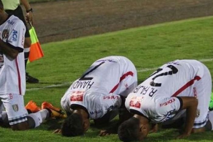 Selebrasi tiga pemain Bali United mendapatkan pujian dari netizen. 