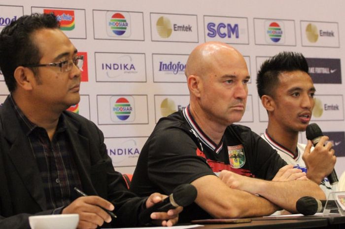 Pelatih Mitra Kukar, Rafael Berges (tengah).