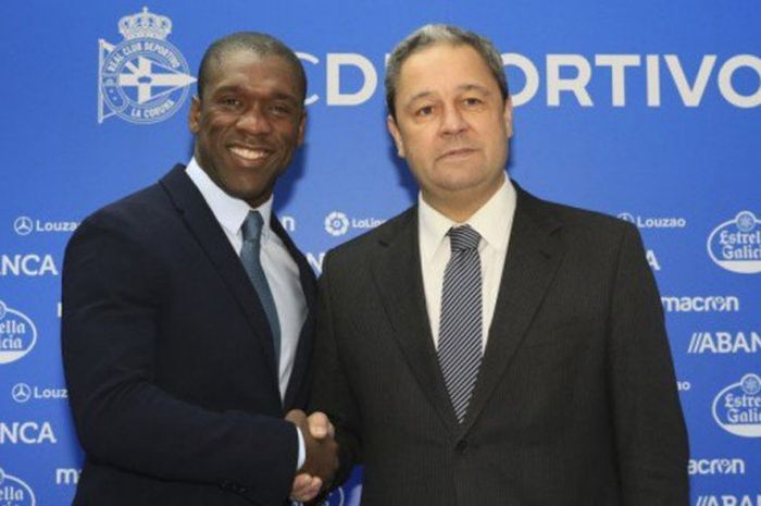 Clarence Seedorf (kiri) menjadi pelatih baru Deportivo La Coruna pada Senin (5/2/2018).