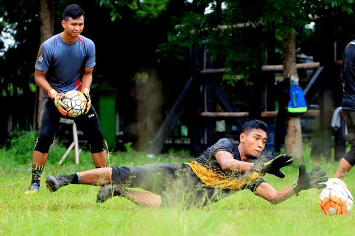 Kiper asal Malang, Sandy Firmansyah (depan) dalam sebuah latihan. 