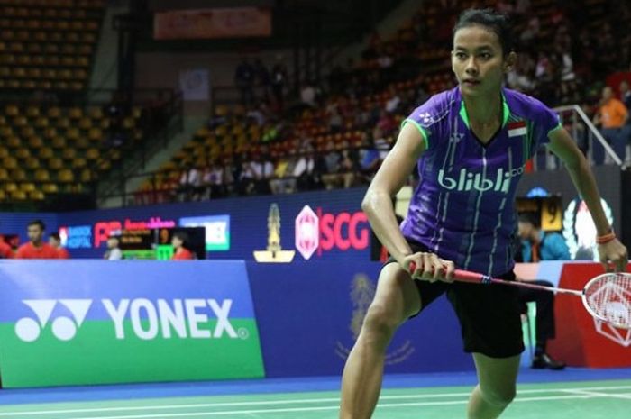 Pebulu tangkis tunggal putri, Dinar Dyah Ayustine, sedang berusaha mengembalikan kok pada babak ketiga Thailand Masters di Nimibutr Stadium, Rabu (10/2/2016).