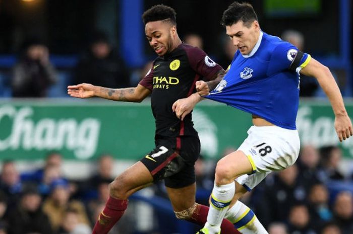 Gelandang Everton, Gareth Barry (kanan), berduel dengan penyerang Manchester City, Raheem Sterling, pada laga Liga Inggris di Goodison Park, Liverpool, pada 15 Januari 2017.