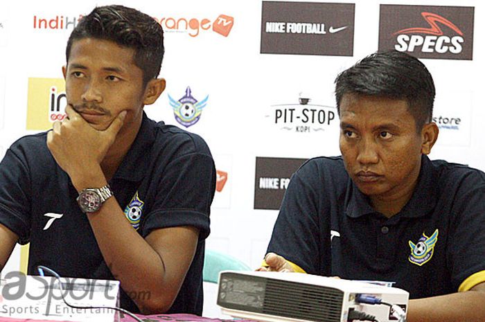 Pelatih Persegres Gresik United Puji Handoko (kanan) saat memberikan keterangan kepada awak media, Rabu (25/4/2018) di Stadion Gelora Joko Samudro Gresik.