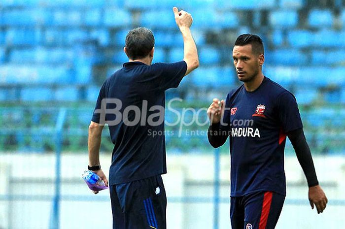 Gelandang Madura United, Raphael Maitimo, saat mengikuti latihan latihan rutin di Stadion Gelora Bangkalan, Jawa Timur Rabu (07/03/2018) sore.