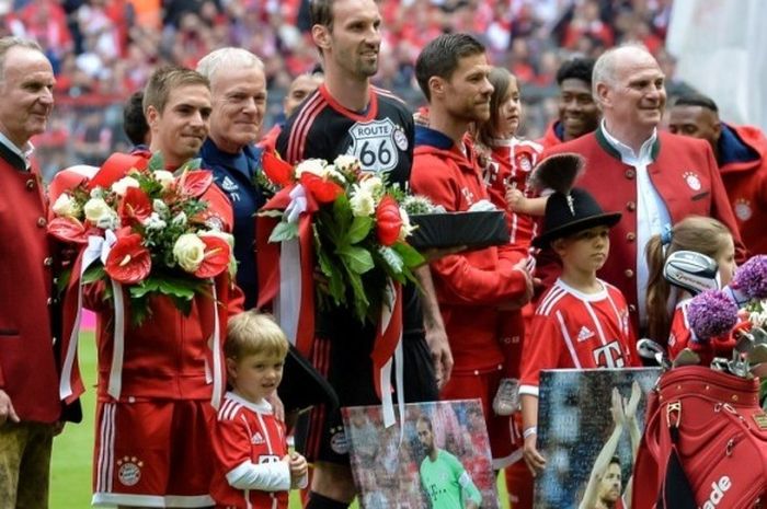 Xabi Alonso (kedua dari kanan) dan Philipp Lahm (kedua dari kiri) menjalani seremoni perpisahan sebagai pemain FC Bayern Muenchen sebelum sepak mula duel Bundesliga lawan Freiburg di Stadion Allianz Arena, Muenchen, 20 Mei 2017.