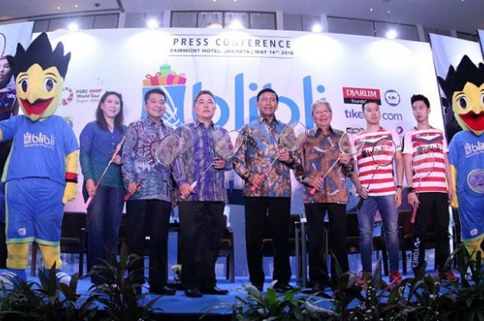 Ketua Umum PP PBSI Wiranto beserta jajarannya dan atlet menghadiri konferensi pers Blibli Indonesia Open 2018 di Hotel Fairmont, Jakarta, Senin (14/5/2018).