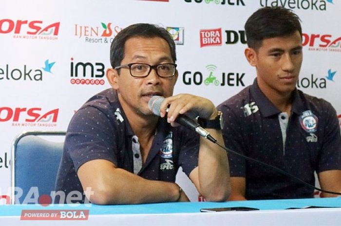 Pelatih Arema FC, Aji Santoso (kiri) bersama gelandang Hanif Sjahbandi saat sesi jumpa pers pra-laga timnya kontra Mitra Kukar di kantor Arema FC, Jalan Kertanegara No. 7 Kota Malang, Sabtu (27/5/2017).