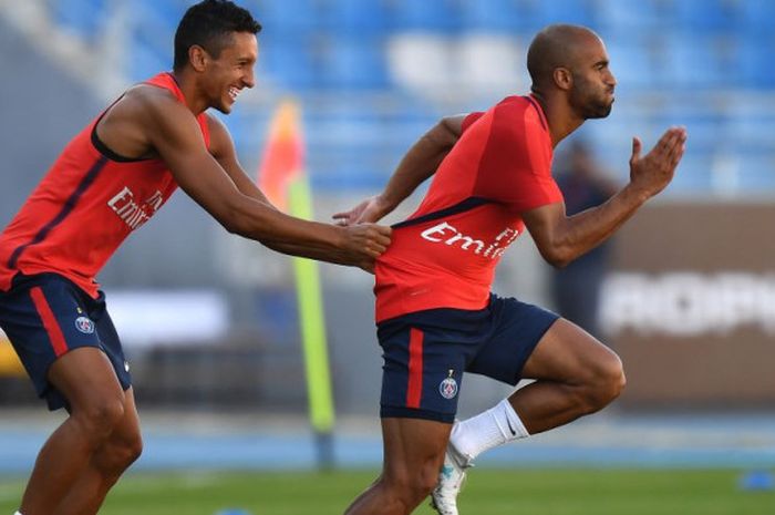 Bek asal Brasil, Marquinhos (kiri), bergurau dengan rekan senegaranya, Lucas Moura, pada sesi latihan Paris St-Germain di Grande Stade de Tangiers, Tangiers, Maroko, pada 28 Juli 2017.