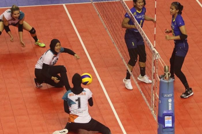 Tim bola voli putri Jakarta BNI 46 (kiri) melawan Bandung Bank BJB Pakuan pada putaran kedua seri pertama Proliga 2019 di GOR PSCC, Palembang, Jumat (11/1/2019).