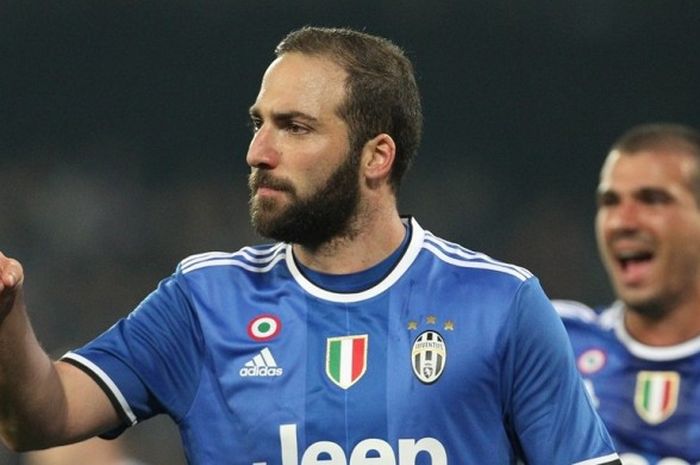 Gonzalo Higuain merayakan gol Juventus ke gawang Napoli pada partai semifinal kedua Coppa Italia di Stadion San Paolo, Rabu (5/4/2017).