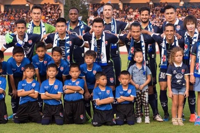 Bek naturalisasi Indonesia, Victor Igbonefo (berdiri dua dari kiri) pose dengan skuat Navy FC sebelum bertanding kontra Muang Thong United di Stadion Sattahip, Sabtu (2/4/2016) malam. 