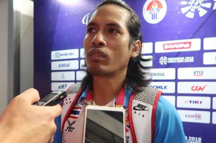 Asisten pelatih basket kursi roda, Tawatchai Jaisin, saat diwawancarai awak media di area mixed zone Asian Para Games 2018.