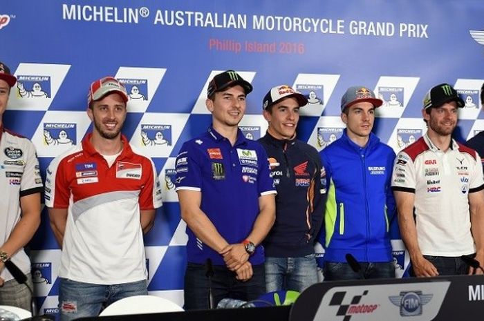Jack Miller (Marc VDS), Andrea Dovizioso (Ducati), Jorge Lorenzo (Movistar Yamaha), Marc Marquez (Repsol Honda), Maverick Vinales (Suzuki Ecstar), Cal Crutchlow (LCR Honda), Nicky Hayden (Repsol Honda) (dari kiri ke kanan), berpose saat sesi konferensi pers jelang GP Australia di Sirkuit Phillip Island, Kamis (20/10/2016).