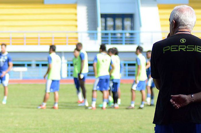 Pelatih Persib Bandung, Roberto Carlos Mario Gomez, mengamati jalannya latihan tim di Stadion Gelora Bandung Lautan Api, Minggu (2/9/2018).