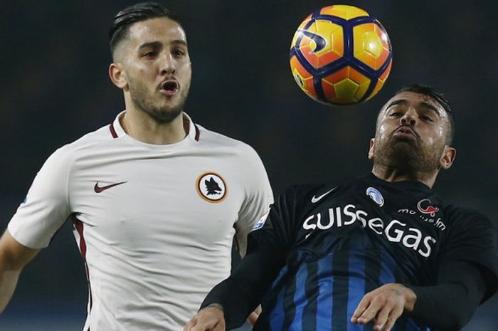 Bek AS Roma, Kostas Manolas (kiri), berebut bola dengan striker Atalanta, Andrea Petagna, dalam pertandingan Liga Italia 2016-2017 di Stadion Atleti Azzurri d'Italia, Bergamo, Italia, pada 20 November 2016.