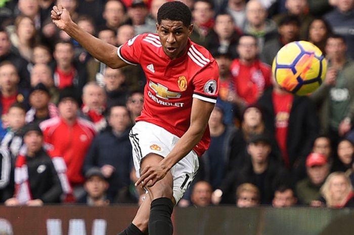 Striker Manchester United Marcus Rashford melepaskan tembakan yang menghasilkan gol ke gawang Liverpool dalam partai Liga Inggris di Old Trafford, 10 Maret 2018.