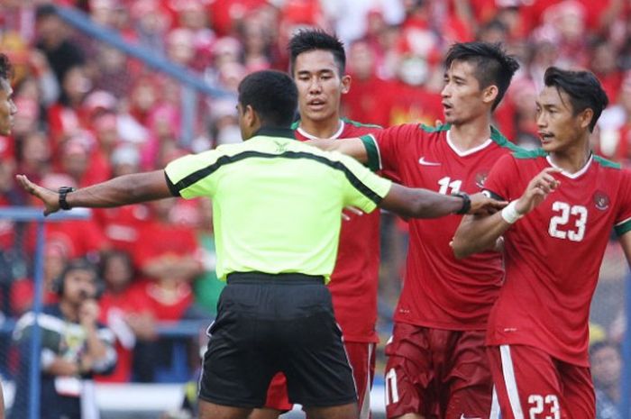 Bek kanan timnas U-22 Indonesia, Gavin Kwan (dua dari kanan) saat menghadapi Kamboja pada laga kelima Grup B SEA Games 2017 di Stadion Shah Alam, Selangor, Kamis (24/8/2017). http://assets-a1.bolasport.com/assets/new_uploaded/images/thumb_51f4f46ea32fa1404c693f2fb7b3944a.jpg