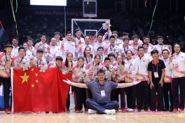 Legenda Basket Cina Yao Ming bersama Tim Basket Putri dan Putri Cina mengangkat medali emas Asian Games ke 18 di Hall Istora Senayan, Jakarta Sabtu (01/9). 