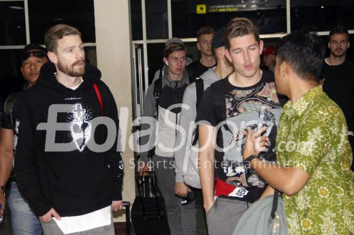 Para pemain timnas Islandia berjalan di Bandara Internasional Adi Sutjipto, Yogyakarta, pada Minggu (7/1/2018) jelang laga melawan Indonesia Selection.