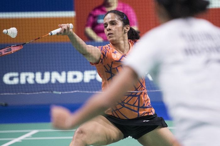 Pebulu tangkis tunggal putri India, Saina Nehwal, mengembalikan kok ke arah Gregoria Mariska (Indonesia) pada babak semifinal Denmark Open 2018 yang berlangsung di Odense Sports Park, Sabtu (20/10/2018).