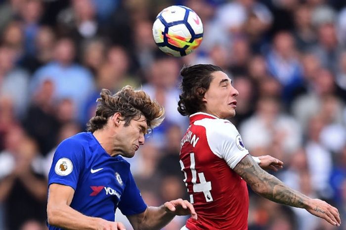 Pemain Chelsea, Marcos Alonso (kiri), berduel dengan bek Arsenal, Hector Bellerin, dalam laga Liga Inggris di Stadion Stamford Bridge, London, pada 17 September 2017.