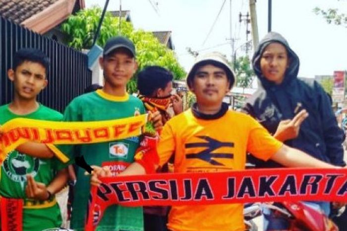 Beberpa personel Jakmania dan Singa Mania berpose sebelum laga Sriwijaya FC kontra Persija Jakarta