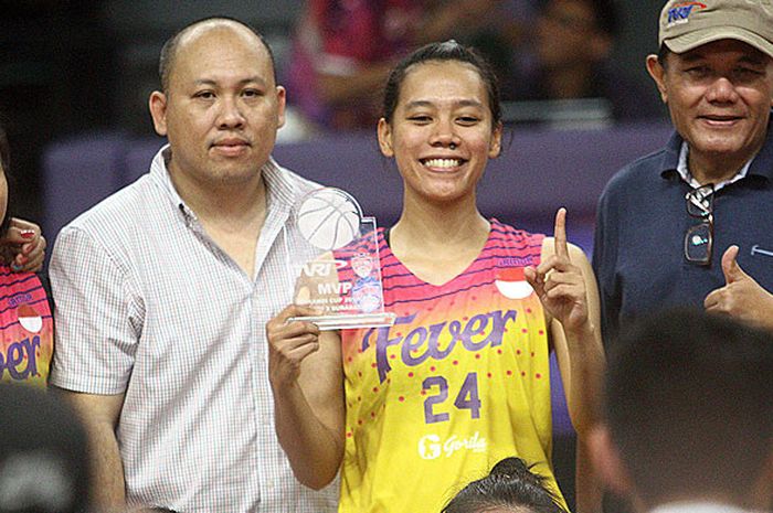 Mega Putri (tengah) dinobatkan meraih Most Valuable player MVP Srikandi Cup seri II 2018 di GOR Kertajaya Surabaya, Sabtu (3/2/2018) usai laga final Surabaya Fever kontra Merpati Bali.