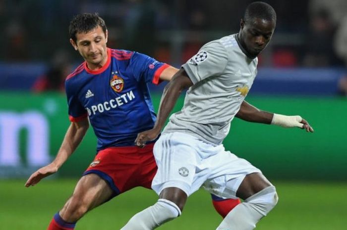 Aksi bek Manchester United, Eric Bailly (kanan), melindungi bola dari pemain CSKA Moskva, Alan Dzagoev, dalam partai Liga Champions di Moscow, 27 September 2017.