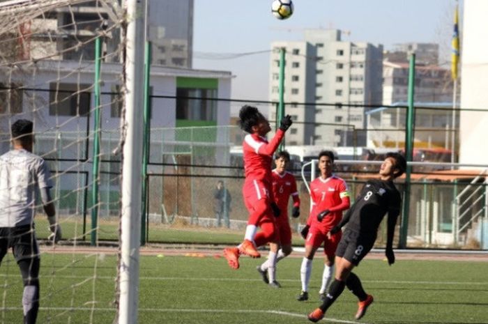 Striker timnas U-19 Thailand, Siitichock Paso (kanan) saat melakukan penetrasi ke pertahanan timnas U-19 Singapura pada laga perdana Grup I Kualifikasi Piala Asia U-19 2018 di MFF Football Centre, Ulaanbaatar, Mongolia. 