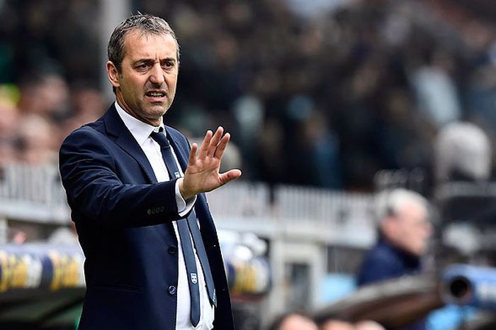 Pelatih Sampdoria, Marco Giampaolo, memberi instruksi kepada pemainnya saat melawan Juventus dalam laga lanjutan Liga Italia 2017-2018 di Stadion Luigi Ferrarus, Genoa, Italia, pada 19 Maret 2017.