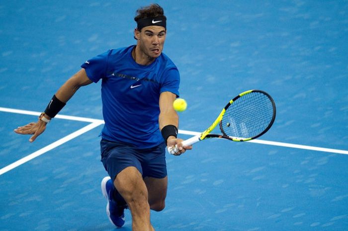 Petenis nomor satu dunia dari Spanyol, Rafael Nadal, saat bertanding melawan Lucas Pouille (Prancis) pada babak kesatu turnamen China Terbuka di Beijing, Selasa (3/10/2017).