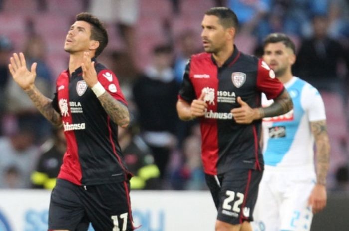 Diego Farias (kiri) merayakan gol Cagliari ke gawang Napoli dalam partai Liga Italia di San Paolo, 6 Mei 2017.