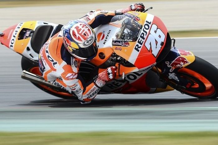 Pebalap Repsol Honda, Dani Pedrosa, memacu motor pada hari pertama latihan bebas GP Catalunya di Circuit de Barcelona-Catalunya, Jumat (9/6/2017).