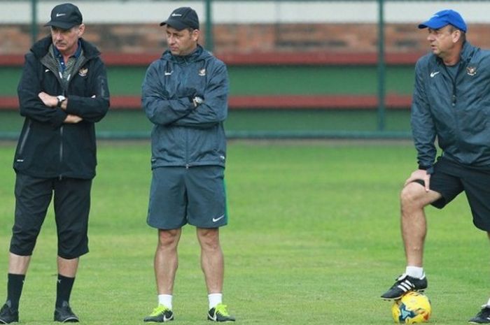 Pelatih timnas Indonesia, Alfred Riedl (kiri) bersama dua asistennya, Wolfgang Pikal (tengah) dan Hans-Peter Schaller (kanan), saat memimpin sesi latihan di Lapangan Sekolah Pelita Harapan, Karawaci, Selasa (1/11/2016).