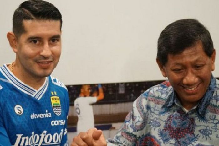 Esteban Vizcarra (Kiri) Akhirnya Secara Resmi Diresmikan oleh Persib Bandung. Dia Baru Saja Menandatangani Kontrak Berdurasi Satu Tahun di Graha Persib, Jumat (18/1).