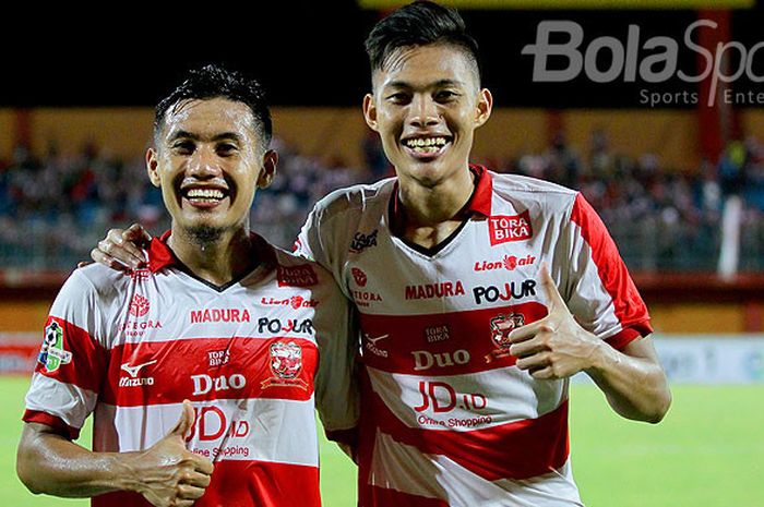 Bek Madura United, Guntur Ariyadi (kiri), berpose dengan rekan setimnya seusai laga melawan Persija Jakarta pada pekan ke-21 Liga 1 di Stadion Gelora Ratu Pamellingan Pamekasan, Jawa Timur, Senin (21/08/2017) malam.