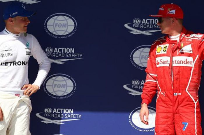 Valtteri Bottas (kiri) dan Kimi Raikkonen (kanan) pada sesi Top 3 Poles Photo Session pasca-kualifikasi GP Hungaria, Sabtu (29/7/2017)  