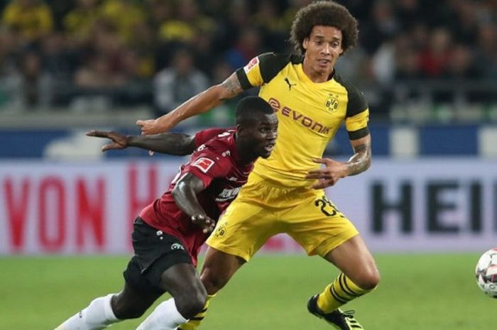 Striker Hannover 96, Ihlas Bebou, dibayang-bayangi gelandang Borussia Dortmund, Axel Witsel, dalam lanjutan laga Liga Jerman Bundesliga pada 31 Agustus 2018.