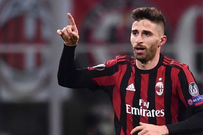 Penyerang AC Milan, Fabio Borini, merayakan gol yang dia cetak ke gawang Ludogorets dalam laga leg kedua babak 32 besar Liga Europa di Stadion San Siro, Milan, Italia, pada 22 Februari 2018.