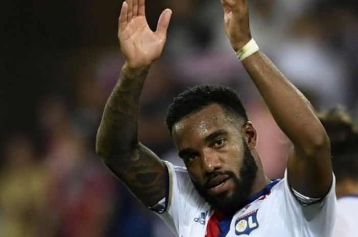 Striker Lyon, Alexandre Lacazette, merayakan gol keduanya kontra Caen dalam lanjutan Ligue 1 di Stadion Parc Olympique Lyonnais pada 19 Agustus 2016.