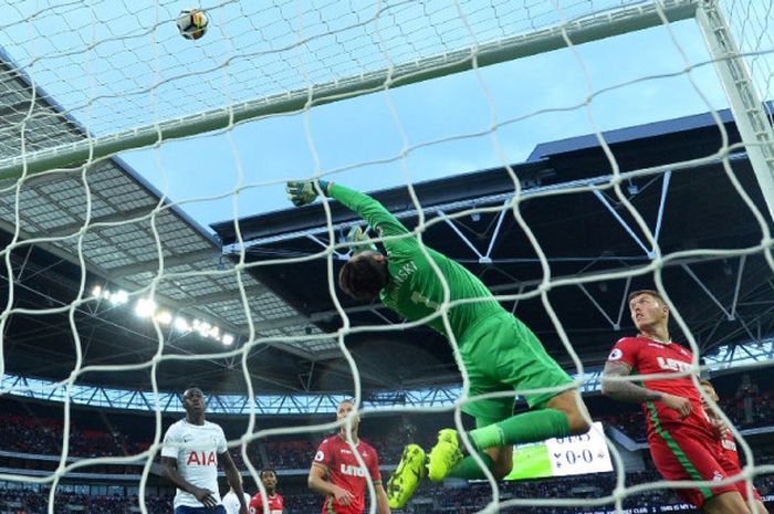 Kiper Swansea City, Lukasz Fabianski, melakukan penyelamatan dalam laga Liga Inggris kontra Tottenham Hotspur di Stadion Wembley, London, pada 16 September 2017.