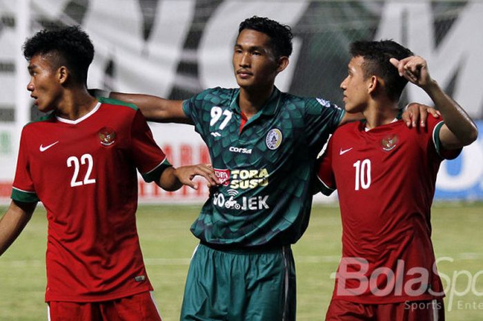 Arie Sandy (PSS  Sleman) merangkul Egy Maulana Vikri (kanan) dan Dedi Tri Maulana usai uji coba Timnas U-19 melawan PSS.