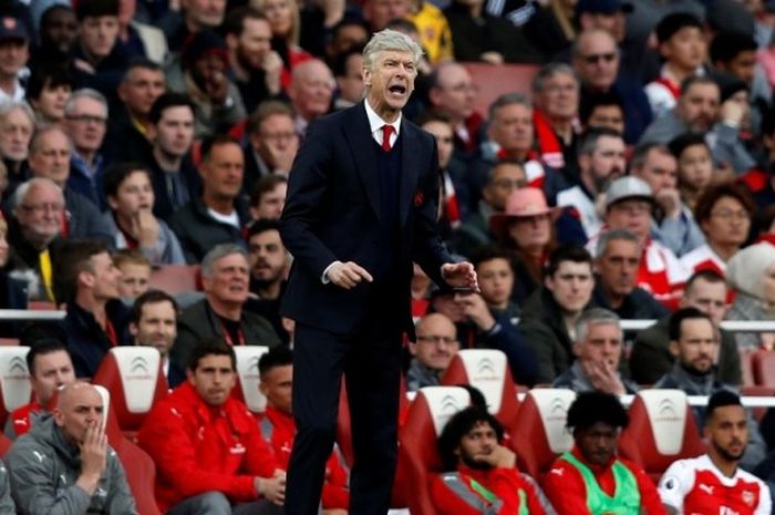 Manajer Arsenal, Arsene Wenger, memberikan instruksi kepada anak-anak asuhnya dalam laga Premier League kontra Manchester City di Stadion Emirates, London, Inggris, pada 2 April 2017.