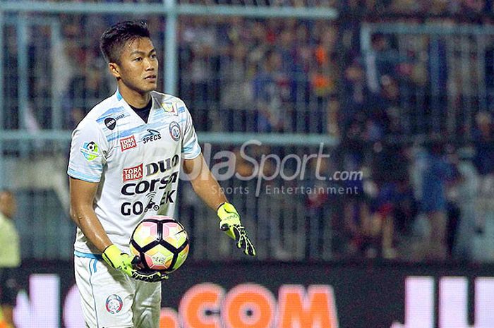 Kiper Arema FC, Utam Rusdiana, saat tampil melawan Semen Padang dalam laga pekan ke-32 Liga 1 di Stadion Kanjuruhan Malang, Jawa Timur, Sabtu (04/11/2017) malam.